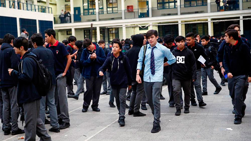 Niños evacuados de una escuela en Valparaíso.