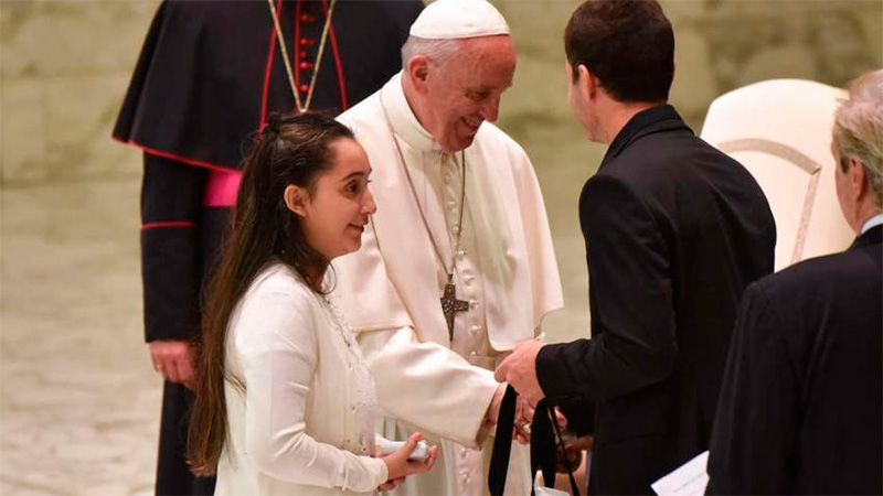 Brenda la joven argentina que padece la enfermedad con el Papa