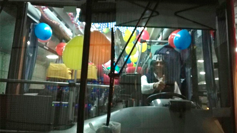 Por su cumplea&ntilde;os, decor&oacute; de fiesta el colectivo que maneja.