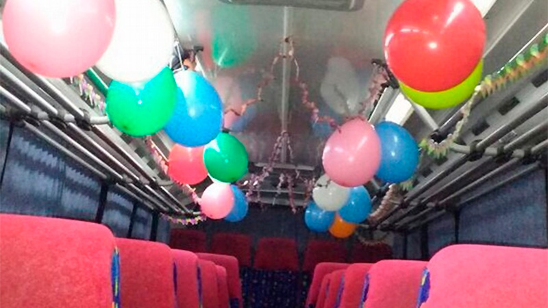 Por su cumplea&ntilde;os, decor&oacute; de fiesta el colectivo que maneja.