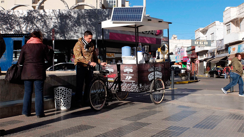 Vende café en bici y con panel solar
