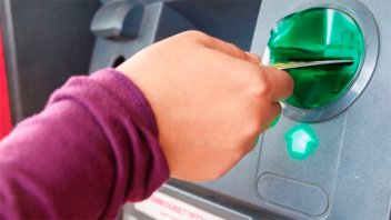Familiares usaron la tarjeta a jubilado y el banco deberá devolverle el dinero