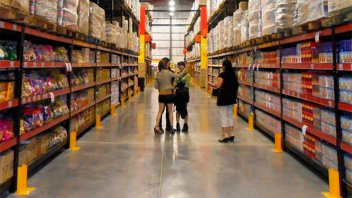 Volvió a caer el consumo en supermercados, mayoristas y centros de compras