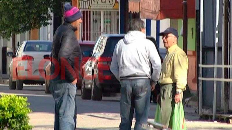 Rivas dialoga y saluda con vecinos de Gualeguaych&uacute;