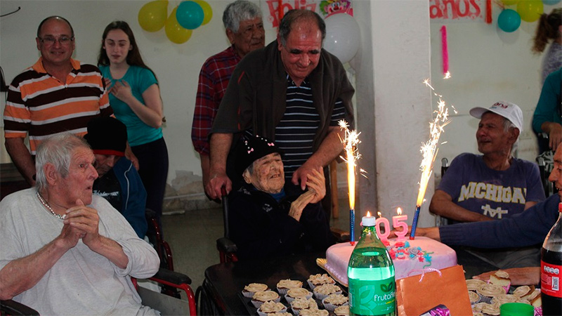 Doña Guicha al festejar los 105 años