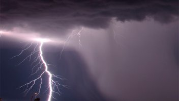 Temporal trágico: Un hombre murió al tocar un tendedero que quedó electrificado