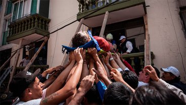 La fortaleza de una niña y las imágenes de la solidaridad tras el terremoto