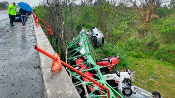 Fotos: Camión que transportaba autos 0 KM cayó desde un puente a un arroyo