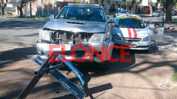 Fotos: Camioneta y taxi terminaron en la vereda tras chocar en el Parque Urquiza