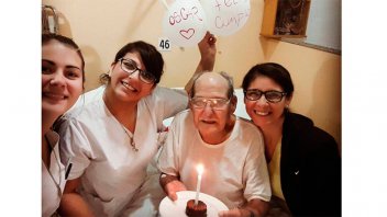 Tiene 84 años y fue al hospital para no estar solo el día de su cumpleaños