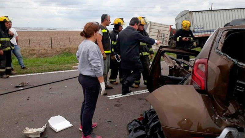 Tres muertos por un choque entre camioneta, auto y un camión en la Ruta ...