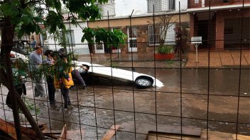 Fotos: Un auto y una moto terminaron bajo el agua al caer en pozo de una obra