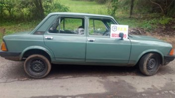 A punta de pistola, le robaron el auto y lo dejaron en ropa interior
