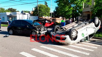 Choque y vuelco entre auto y remis: Hospitalizaron a una policía y a una menor