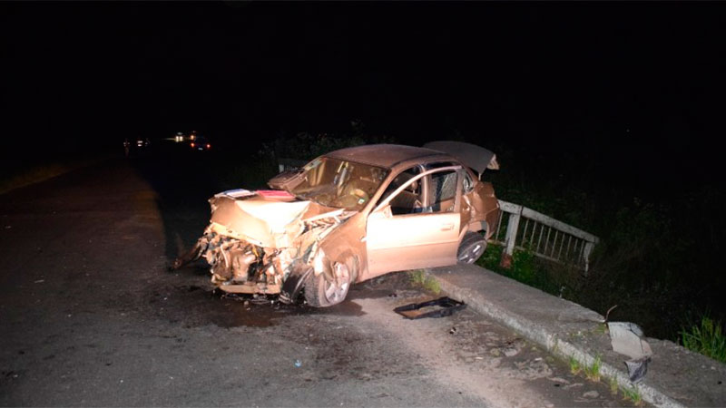 Conductora se salvó de milagro al chocar su auto contra la baranda de un puente
