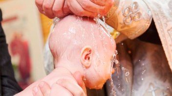 Un cura se negó a bautizar a bebé concebido a través de una inseminación
