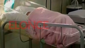 El bebé abandonado en Hernández está grave: La madre fue llevada al hospital