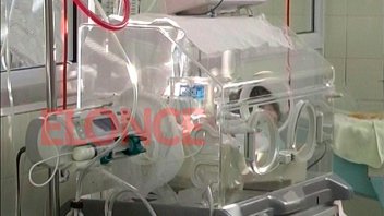 Peligra la vida del bebé hallado abandonado en un basural en Hernández