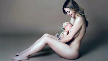 Una semana después de ser mamá, Jésica Cirio posó totalmente desnuda con su hija