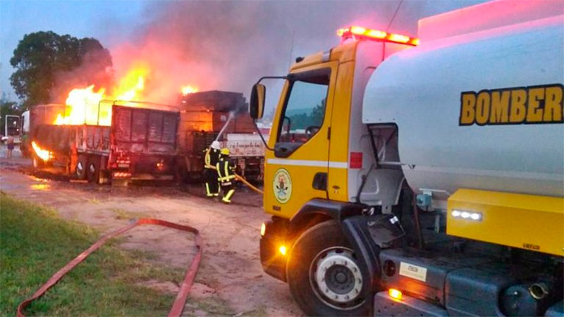 Se registraron momentos de tensión por voraz incendio que afectó a dos camiones