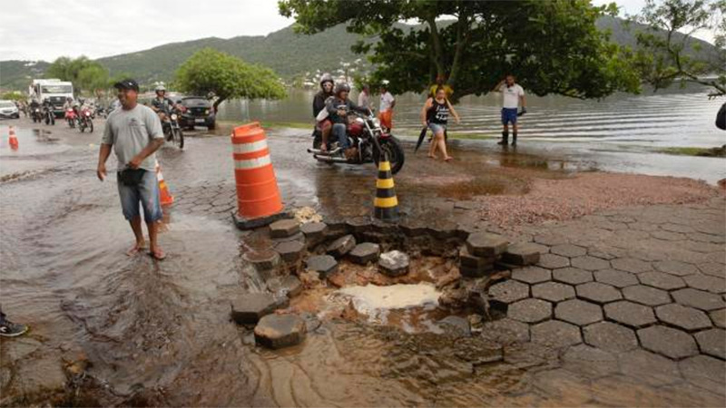 Un agujero abierto en la Avenida de los inquilinos en Florianópolis