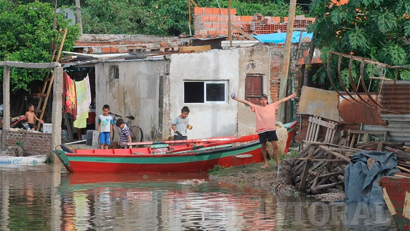 El Paraná superó el nivel de alerta en Corrientes y el agua avanza sobre casas