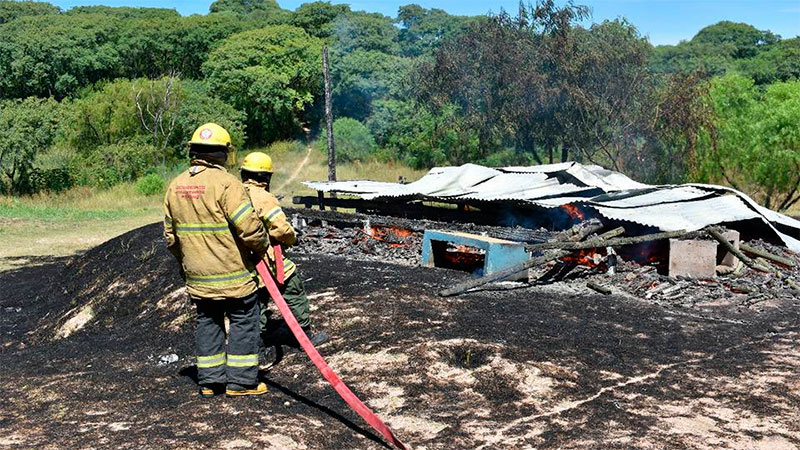Incendiaron la "cabaña ecológica" que estaba emplazada en Parque Varisco