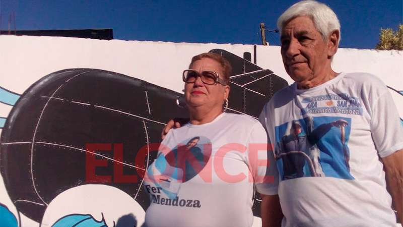 Los padres de Fernando Mendoza se mostraron muy emocionados con el homenaje