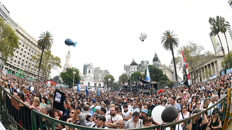 Multitudinaria marcha en Plaza de Mayo por el D&iacute;a de la Memoria