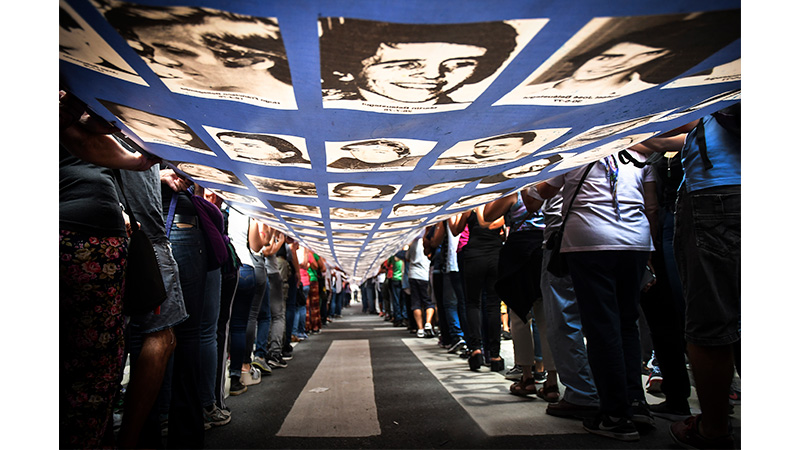 Multitudinaria marcha en Plaza de Mayo por el D&iacute;a de la Memoria