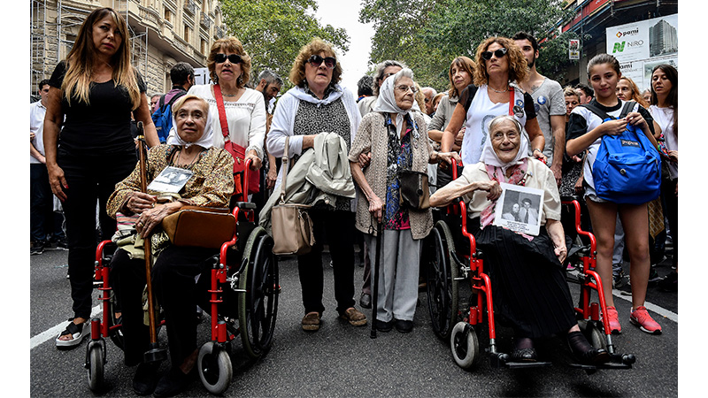 Multitudinaria marcha en Plaza de Mayo por el D&iacute;a de la Memoria