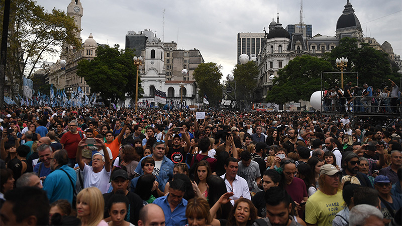 Multitudinaria marcha en Plaza de Mayo por el D&iacute;a de la Memoria