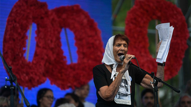 Multitudinaria marcha en Plaza de Mayo por el D&iacute;a de la Memoria
