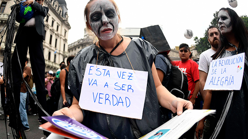 Multitudinaria marcha en Plaza de Mayo por el D&iacute;a de la Memoria