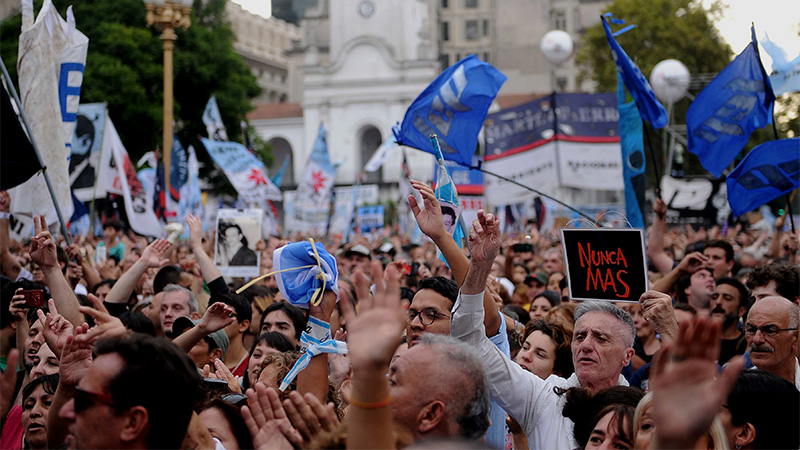Multitudinaria marcha en Plaza de Mayo por el D&iacute;a de la Memoria