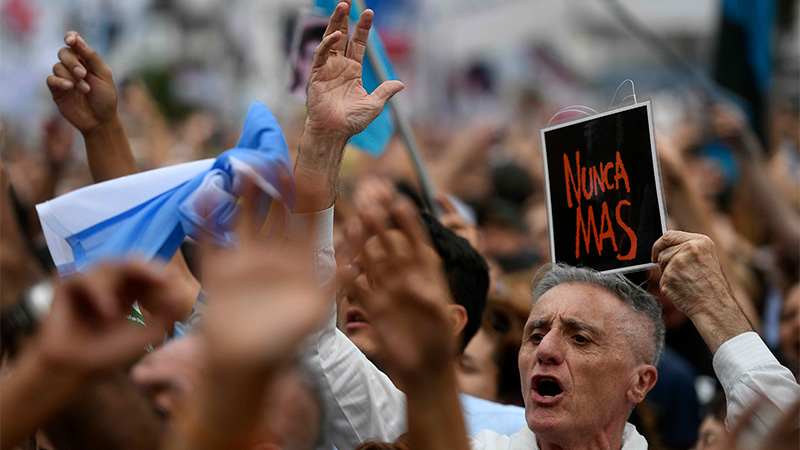 Multitudinaria marcha en Plaza de Mayo por el D&iacute;a de la Memoria