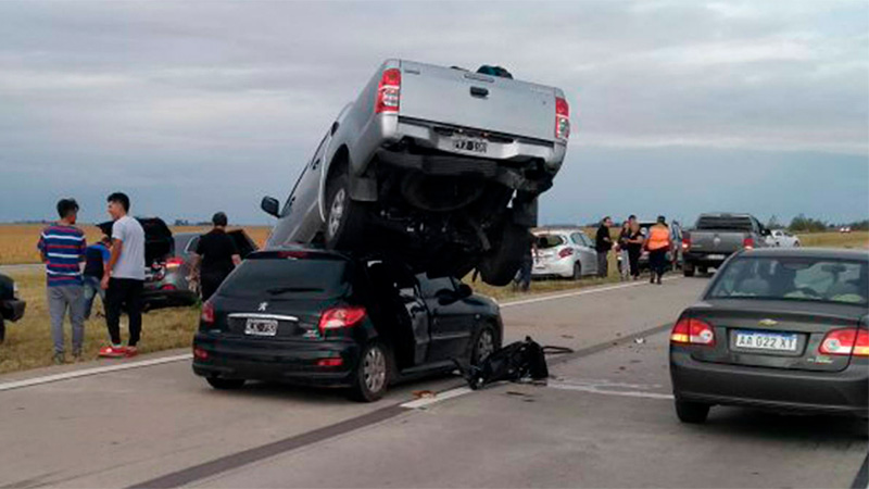 Una camioneta quedó "montada" al techo del auto sobre autopista Rosario-Córdoba
