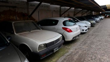Dejó el auto en estacionamiento y nunca lo buscó: murió dejando abultada deuda