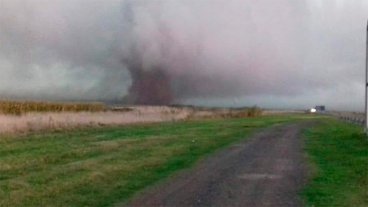 Fuerte tormenta generó destrozos en Buenos Aires: Captan imágenes de un tornado