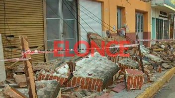 Cayó mampostería de una casa y hubo voladuras de techos por la tormenta