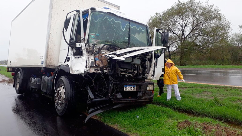 Choque y vuelco de un auto en la Ruta 12: Una mujer fue hospitalizada ...