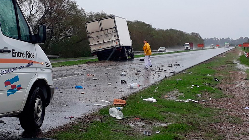 Choque y vuelco de un auto en la Ruta 12: Una mujer fue hospitalizada ...