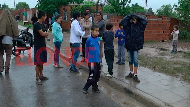 La lluvia provoca serios problemas a vecinos de barrio El Pozo | Elonce.com