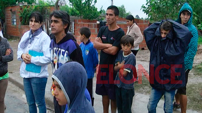 La lluvia provoca serios problemas a vecinos de barrio El Pozo | Elonce.com