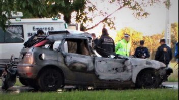 Trágico siniestro: un auto chocó contra un camión, se incendió y hay un muerto