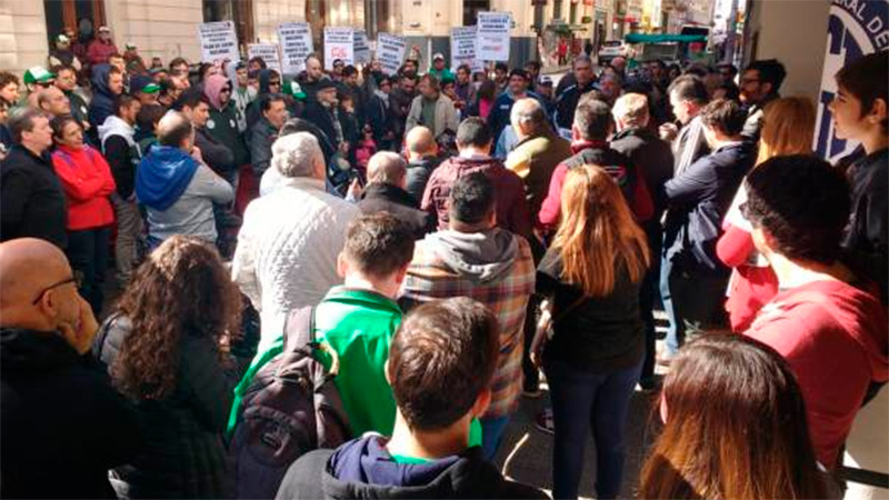 Trabajadores despedidos de El Diario protestaron frente a la sede del matutino