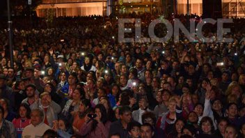 Imágenes: Así de colmada estuvo Plaza Mansilla por el show de Los Palmeras