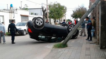 Chocó contra un poste y terminó volcando