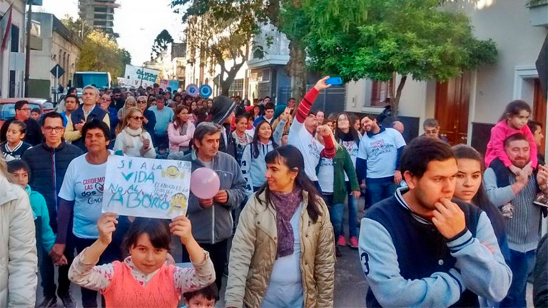 Vecinos de Concordia también marcharon contra la legalización del aborto