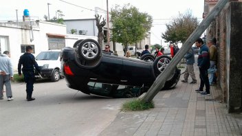 Chocó contra un poste y terminó volcando